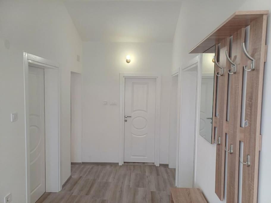 포드고리차 Cozy, Fully Equipped, Free Parking&Wifi, Quiet, 2Bd 아파트 외부 사진